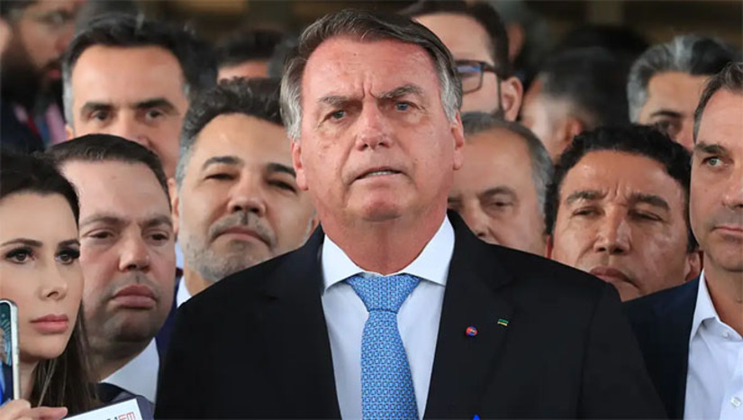 Imagem 1 - A 1ª Turma do STF começa a julgar nesta terça (2) a ação penal contra Bolsonaro e outros 7 acusados de tentativa de golpe de Estado. Segundo a acusação, o grupo tentou subverter o resultado das urnas e se manter no poder mesmo com a derrota nas eleições de 2022. Bolsonaro responde por 5 crimes. Caso seja condenado, as penas somadas podem chegar a 43 anos. Imagem 1 - A 1ª Turma do STF começa a julgar nesta terça (2) a ação penal contra Bolsonaro e outros 7 acusados de tentativa de golpe de Estado. Segundo a acusação, o grupo tentou subverter o resultado das urnas e se manter no poder mesmo com a derrota nas eleições de 2022. Bolsonaro responde por 5 crimes. Caso seja condenado, as penas somadas podem chegar a 43 anos.