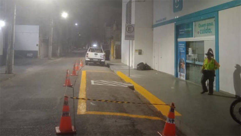 Imagem 1 -  Conforme a Secretaria de Mobilidade Urbana, a iniciativa faz parte de um conjunto de ações voltadas para modernizar a sinalização e melhorar a fluidez no tráfego. Nas últimas semanas, Mossoró recebeu novas placas, faixas e demarcações, visando garantir um ambiente mais seguro e organizado. Além da criação de áreas específicas para embarque e desembarque, o município também tem expandido vagas de estacionamento de curta duração, permitindo maior rotatividade nos espaços públicos.