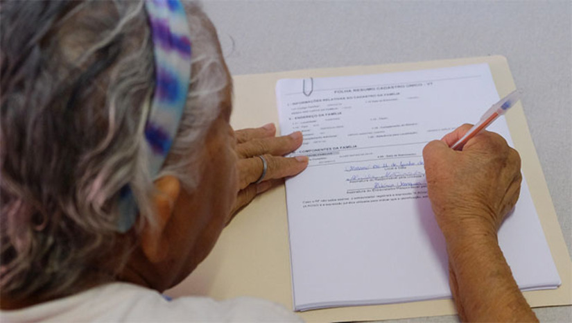 Imagem 1 - A ação iniciará às 8h e seguirá até o final do dia. Os interessados precisam ter em mãos a seguinte documentação: Registro Geral (RG), Cadastro de Pessoa Física (CPF), para maiores de 18 anos, documentos originais. CPF e Certidão de Nascimento para menores de 18 anos e comprovante de residência atualizado, de preferência no nome do titular. Para quem mora sozinho, Unipessoal, o Governo Federal solicita além dos originais, as cópias de RG, CPF e comprovante de residência. Imagem 1 - A ação iniciará às 8h e seguirá até o final do dia. Os interessados precisam ter em mãos a seguinte documentação: Registro Geral (RG), Cadastro de Pessoa Física (CPF), para maiores de 18 anos, documentos originais. CPF e Certidão de Nascimento para menores de 18 anos e comprovante de residência atualizado, de preferência no nome do titular. Para quem mora sozinho, Unipessoal, o Governo Federal solicita além dos originais, as cópias de RG, CPF e comprovante de residência.
