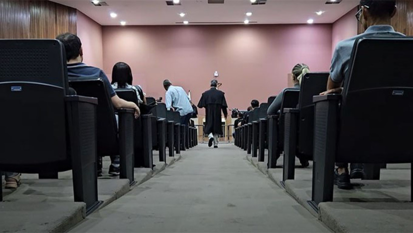 Imagem 1 -  O réu do processo é Paulo Emanoel Lima do Nascimento, que foi denunciado por tentar matar com um pedaço de pau pontiagudo um adolescente dentro do CASEMI, unidade localizada no Santa Delmira, no dia 6 de maio de 2024, para atender interesses de facção criminosa com atuação em Mossoró. O júri começou de 9 horas e deve terminar ao meio dia. 