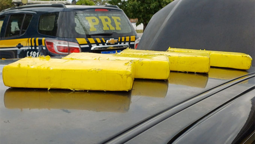 Imagem 1 -  A prisão ocorreu por volta das 12:15h, no km 25 da rodovia, durante uma fiscalização de rotina. Os agentes abordaram um veículo Fiat Siena conduzido pelo suspeito. Durante a inspeção no interior do carro, a equipe localizou uma quantidade expressiva de drogas.  O material apreendido, que totalizou cerca de 4 kg de cocaína, foi encaminhado para pesagem e análise pericial. O condutor foi detido em flagrante e levado à Delegacia Especializada em Narcóticos (DENARC) de Mossoró, onde a ocorrência foi registrada.