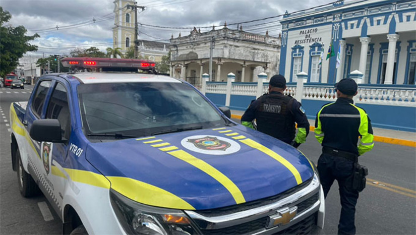 Imagem 1 -  A Prefeitura de Mossoró fará interdições no trânsito para o desfile cívico-militar de 7 de Setembro. O bloqueio principal será na avenida Alberto Maranhão, entre as ruas Campos Sales e Felipe Camarão, a partir das 22h do sábado (6), com liberação prevista para o meio-dia de domingo (7). Também haverá pontos de interdição no entorno da área central. Motoristas devem utilizar rotas alternativas, como a avenida Rio Branco e a Coronel Gurgel. Agentes de trânsito estarão de plantão para orientar condutores, e a população pode acionar o serviço pelo número 156.