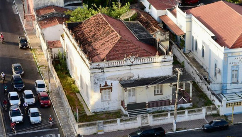 Imagem 1 - A Justiça do Rio Grande do Norte autorizou a desapropriação de um casarão histórico localizado ao lado do Palácio da Resistência, em Mossoró, reconhecendo a legalidade do pedido feito pela Prefeitura. O imóvel, que apresenta forte deterioração, terá indenização fixada em R$ 1,3 milhão. O objetivo da gestão municipal é restaurar o prédio e transformá-lo em espaço de preservação da história e da cultura mossoroense. Imagem 1 - A Justiça do Rio Grande do Norte autorizou a desapropriação de um casarão histórico localizado ao lado do Palácio da Resistência, em Mossoró, reconhecendo a legalidade do pedido feito pela Prefeitura. O imóvel, que apresenta forte deterioração, terá indenização fixada em R$ 1,3 milhão. O objetivo da gestão municipal é restaurar o prédio e transformá-lo em espaço de preservação da história e da cultura mossoroense.