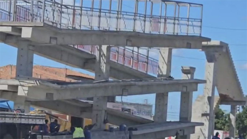 Imagem 1 -  A BR-304, em Mossoró, será interditada totalmente entre os dias 6 e 9 de setembro, das 10h às 16h, para a içamento de vigas de passarelas de pedestres. As obras fazem parte do pacote de duplicação da BR-304, as passarelas tem investimento estimado em R$ 29 milhões e vão beneficiar diretamente os moradores dos bairros Bom Jesus, Liberdade 1 e 2, Dom Jaime Câmara e Sumaré, proporcionando mais segurança para quem precisa atravessar a rodovia diariamente. A construção das passarelas contemplará baias de ônibus, drenagem, sinalização, passeios e iluminação.
