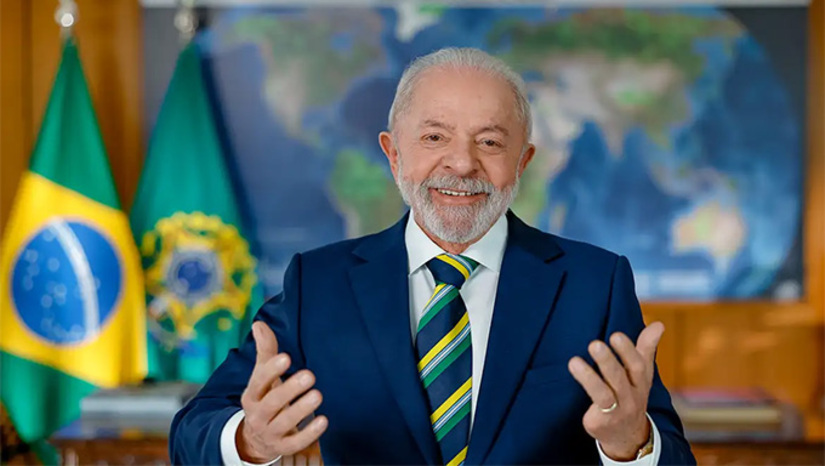 Imagem 1 -  “Não somos e não seremos novamente colônia de ninguém. Somos capazes de governar e de cuidar da nossa terra e da nossa gente, sem interferência de nenhum governo estrangeiro”, disse.  Em referência a ataques contra a democracia, Lula afirmou que “é inadmissível o papel de alguns políticos brasileiros que estimulam os ataques ao Brasil”.  "Foram eleitos para trabalhar pelo povo brasileiro, mas defendem apenas seus interesses pessoais. São traidores da pátria. A História não os perdoará."