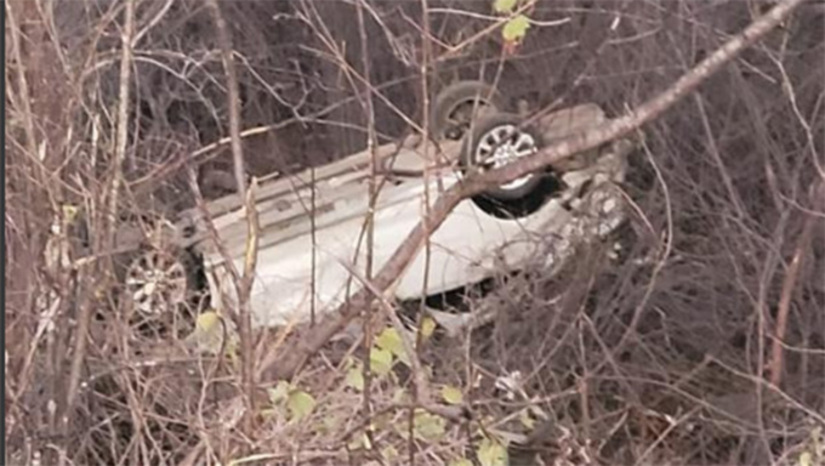 Imagem 1 -  Motorista perdeu o controle do Corola numa curva, saiu da pista e captou várias vezes: Morreram no local: Wigna Begna Queiroz de Lima, de 25 anos, de Mossoró;  Yasmin Gabrielly Oliveira Lima, de 16 anos, de Alexandria; Miranildo Miguel de Oliveira, de 46 anos, de Antônio Martins; Sobriveram as pessoas de Juscelino e Thomas. O caso deve ser investigado pela Policia Civil.