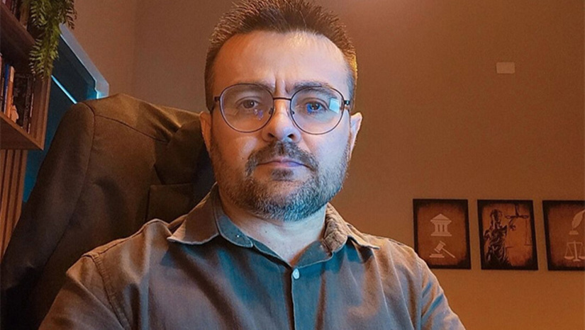Imagem 1 - O golpe do falso advogado está causa prejuízos enormes aos clientes dos advogados. A quadrilha faz contato com a vítima, se passando por advogado, e extorque recursos e, quando a vítima clica no link que eles enviam, clona os celulares e roubam as contas. Com a decisão, o WhatsApp deverá suspender, no prazo de cinco dias, os números (84) 98755 - 1412, (84) 98139 – 3594, (84) 98835 - 7739, (84) 98880 - 8266, (84) 98870-2494, (84) 98632 - 6177, (84) 98863 - 9560, (84) 98773 - 4127 e (84) 98897 – 0113. A ação foi movida pelo advogado Cézar Amorim, com escritório em Mossoró-RN, que já não suporta mais tanta reclamação. Imagem 1 - O golpe do falso advogado está causa prejuízos enormes aos clientes dos advogados. A quadrilha faz contato com a vítima, se passando por advogado, e extorque recursos e, quando a vítima clica no link que eles enviam, clona os celulares e roubam as contas. Com a decisão, o WhatsApp deverá suspender, no prazo de cinco dias, os números (84) 98755 - 1412, (84) 98139 – 3594, (84) 98835 - 7739, (84) 98880 - 8266, (84) 98870-2494, (84) 98632 - 6177, (84) 98863 - 9560, (84) 98773 - 4127 e (84) 98897 – 0113. A ação foi movida pelo advogado Cézar Amorim, com escritório em Mossoró-RN, que já não suporta mais tanta reclamação.
