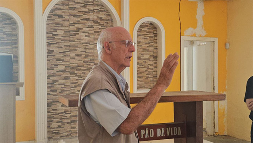 Imagem 1 -  O padre Júlio Lancellotti está em Mossoró para visitar a Diocese de Santa Luzia e conhecer o início dos trabalhos da futura Casa da Esperança, destinada ao acolhimento e assistência de pessoas em situação de rua. Em entrevista ao Portal Mossoró Hoje, destacou valores como solidariedade, partilha e cuidado com os mais vulneráveis. O religioso citou Carlo Acutis e Pier Giorgio Frassati, recentemente canonizados, como inspiração para famílias, crianças e jovens, ressaltando o exemplo de partilhar o pão, o afeto e o amor. Também chamou atenção para os desafios modernos, como o uso da inteligência artificial, reforçando que a inteligência humana deve ser amorosa.