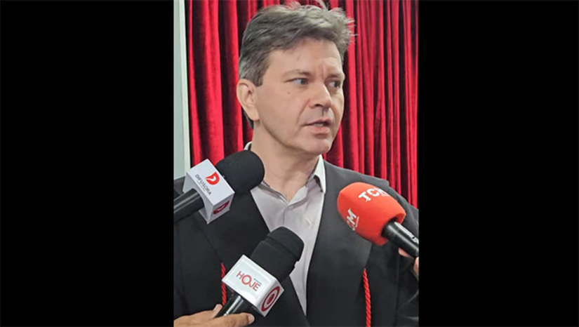Imagem 1 -  O promotor de Justiça Italo Moreira Martins disse que também não concordou com o resultado e recorreu, de próprio punho, na frente do réu, para tentar anular a decisão do Conselho de Sentença numa instância superior.   O advogado de defesa, Givan Lira Pereira, disse que é preciso ser respeitado o direito do TJP de condenar ou absolver sem precisar fundamentar e, portanto, espera que o tribunal mantenha a decisão absolvendo o réu. O advogado de defesa, Gilvan Lira, expressa que é preciso respeitar a decisão soberana dos jurados.