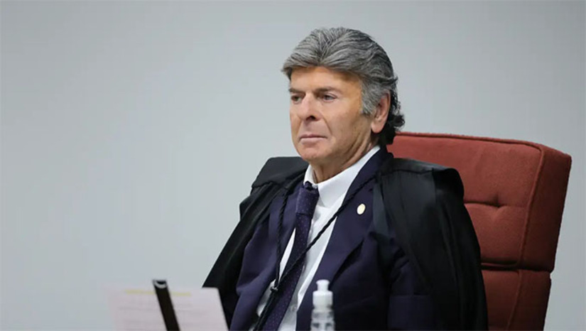 Imagem 1 -  Retoma nesta quarta-feira (10), às 9h, o julgamento do ex-presidente Jair Bolsonaro e mais sete aliados, que são réus pela trama golpista para tentar reverter o resultado das eleições de 2022.  A sessão vai começar pelo voto de Luiz Fux, terceiro ministro a se manifestar no julgamento.  Até o momento, o placar está 2 votos a 0 pela condenação de Bolsonaro e seus aliados pelos crimes de crimes de organização criminosa armada, tentativa de abolição violenta do Estado Democrático de Direito, golpe de Estado, dano qualificado pela violência e grave ameaça e deterioração de patrimônio tombado.