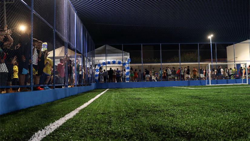 Imagem 1 -  As areninhas de Mossoró, nos bairros Belo Horizonte e Santo Antônio, seguem com inscrições abertas para escolinhas de futebol e aulas de funcional. Atualmente, 212 alunos estão matriculados, mas ainda restam 58 vagas. No Belo Horizonte, há 41 vagas disponíveis para crianças e adolescentes de 7 a 17 anos. Já no Santo Antônio, restam vagas em algumas categorias, exceto para funcional adulto e futebol de 7 a 9 anos, que já estão completos. As inscrições são realizadas diretamente nas areninhas, durante os horários das atividades.