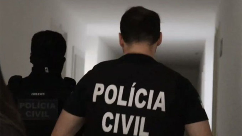 Imagem 1 - A Polícia Civil do RN deflagrou nesta quarta-feira (10) a Operação Viúva Negra, contra jogos de azar virtuais e lavagem de dinheiro. A ação resultou no bloqueio de R$ 2 milhões, além do sequestro de imóveis urbanos em Parnamirim e Mossoró e a apreensão de veículos de luxo. O esquema era comandado por influenciadoras digitais, que usavam redes sociais para atrair seguidores ao “jogo do tigrinho”, manipulando versões de demonstração para simular ganhos. Os valores eram lavados por meio de empresas de fachada e conversão em bens de alto padrão. Imagem 1 - A Polícia Civil do RN deflagrou nesta quarta-feira (10) a Operação Viúva Negra, contra jogos de azar virtuais e lavagem de dinheiro. A ação resultou no bloqueio de R$ 2 milhões, além do sequestro de imóveis urbanos em Parnamirim e Mossoró e a apreensão de veículos de luxo. O esquema era comandado por influenciadoras digitais, que usavam redes sociais para atrair seguidores ao “jogo do tigrinho”, manipulando versões de demonstração para simular ganhos. Os valores eram lavados por meio de empresas de fachada e conversão em bens de alto padrão.