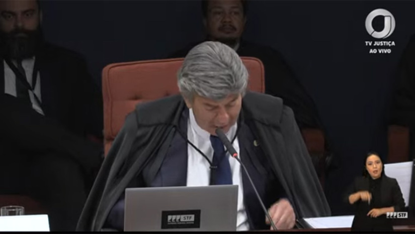 Imagem 1 - Ministro alega que ex-presidente apenas cogitou medidas de exceção. Apesar do entendimento do ministro, o placar pela condenação de Bolsonaro e mais sete réus está 2 votos a 1. Os votos pela condenação foram proferidos ontem pelos ministros Alexandre de Moraes e Flávio Dino. O ministro prossegue na leitura do voto sobre as acusações de mais cinco réus. A sessão já dura mais de dez horas. Imagem 1 - Ministro alega que ex-presidente apenas cogitou medidas de exceção. Apesar do entendimento do ministro, o placar pela condenação de Bolsonaro e mais sete réus está 2 votos a 1. Os votos pela condenação foram proferidos ontem pelos ministros Alexandre de Moraes e Flávio Dino. O ministro prossegue na leitura do voto sobre as acusações de mais cinco réus. A sessão já dura mais de dez horas.