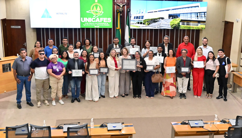Imagem 1 - "Render uma homenagem especial a Fátima Torres, presidente da Unicafes Nacional, e Neneide Lima, a nível local. Conduz com bravura nossa Unicafes do RN. Seus nomes estão cravados e gravados na história da dignidade do povo potiguar. Muito obrigado por essa luta de vocês duas", disse Isolda Dantas. "Falar da Unicafes é falar de uma história de muitas lutas, mas é falar também de princípios e desafios da nossa geração.” Imagem 1 - "Render uma homenagem especial a Fátima Torres, presidente da Unicafes Nacional, e Neneide Lima, a nível local. Conduz com bravura nossa Unicafes do RN. Seus nomes estão cravados e gravados na história da dignidade do povo potiguar. Muito obrigado por essa luta de vocês duas", disse Isolda Dantas. "Falar da Unicafes é falar de uma história de muitas lutas, mas é falar também de princípios e desafios da nossa geração.”