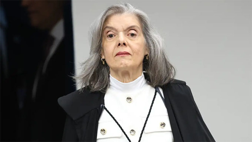 Imagem 1 -  Se a ministra for favorável à condenação do ex-presidente e seus aliados, o colegiado formará maioria de votos e placar de 3 a 1 para declarar os réus culpados pelos crimes de organização criminosa armada, tentativa de abolição violenta do Estado Democrático de Direito, golpe de Estado, dano qualificado pela violência e grave ameaça, e deterioração de patrimônio tombado. O ministro Cristiano Zanin, presidente da Primeira Turma, será o último a votar. Após a manifestação de Zanin, a Corte entrará na fase da dosimetria, ou seja, o anúncio do tempo de pena para os condenados.