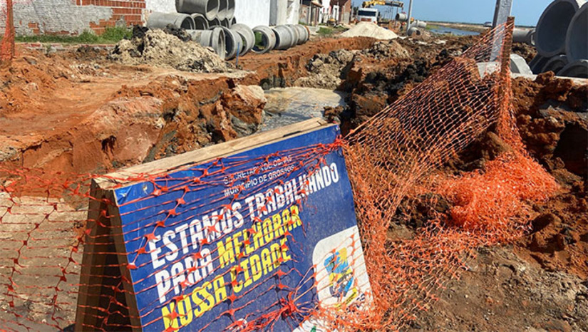 Imagem 1 - A obra de revitalização da Avenida Terezinha Pereira, em Grossos, avança com a instalação de manilhas, etapa fundamental para o sistema de drenagem e durabilidade da infraestrutura. Com investimento superior a R$ 15 milhões, dentro do programa Acelera Grossos, a intervenção prevê pavimentação de qualidade, calçadas acessíveis, ciclovia e iluminação moderna. Além de melhorar a mobilidade e prevenir alagamentos, a nova avenida será um cartão-postal da cidade, fortalecendo o turismo, a economia local e a qualidade de vida da população. Imagem 1 - A obra de revitalização da Avenida Terezinha Pereira, em Grossos, avança com a instalação de manilhas, etapa fundamental para o sistema de drenagem e durabilidade da infraestrutura. Com investimento superior a R$ 15 milhões, dentro do programa Acelera Grossos, a intervenção prevê pavimentação de qualidade, calçadas acessíveis, ciclovia e iluminação moderna. Além de melhorar a mobilidade e prevenir alagamentos, a nova avenida será um cartão-postal da cidade, fortalecendo o turismo, a economia local e a qualidade de vida da população.