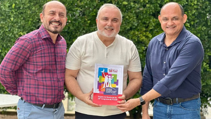 Imagem 1 - Os dirigentes do PcdoB oficializaram convite para que Prates se filie ao PCdoB, destacando sua trajetória política esua atuação em defesa de pautas progressistas e de esquerda. Jean Paul Prates agradeceu o convite e colocou-se à disposição para contribuir com os debates internos do partido, especialmente nas áreas de energia e infraestrutura, setores nos quais possui forte atuação e já foi autor e relator de importantesmarcos regulatórios em vigor no país. Imagem 1 - Os dirigentes do PcdoB oficializaram convite para que Prates se filie ao PCdoB, destacando sua trajetória política esua atuação em defesa de pautas progressistas e de esquerda. Jean Paul Prates agradeceu o convite e colocou-se à disposição para contribuir com os debates internos do partido, especialmente nas áreas de energia e infraestrutura, setores nos quais possui forte atuação e já foi autor e relator de importantesmarcos regulatórios em vigor no país.