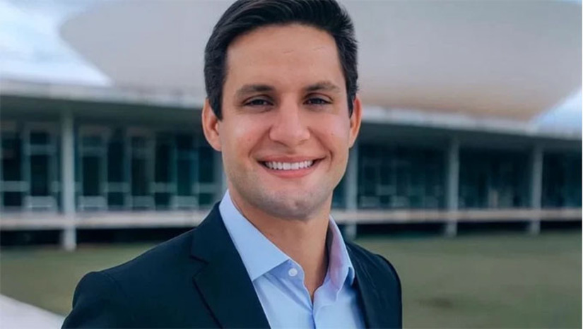 Imagem 1 - A notícia foi confirmada por Rafael em suas redes sociais. “A alta chegou! Estou imensamente grato por ter superado esse desafio com a ajuda incrível de todos vocês, da equipe médica, com a força da fé e da esperança. Agora, é hora de seguir em frente na recuperação e, em breve, estarei de volta ao RN”. De acordo com a assessoria, ele permanecerá em São Paulo seguindo orientações médicas para garantir uma plena reabilitação, com previsão de breve retorno ao estado. Imagem 1 - A notícia foi confirmada por Rafael em suas redes sociais. “A alta chegou! Estou imensamente grato por ter superado esse desafio com a ajuda incrível de todos vocês, da equipe médica, com a força da fé e da esperança. Agora, é hora de seguir em frente na recuperação e, em breve, estarei de volta ao RN”. De acordo com a assessoria, ele permanecerá em São Paulo seguindo orientações médicas para garantir uma plena reabilitação, com previsão de breve retorno ao estado.