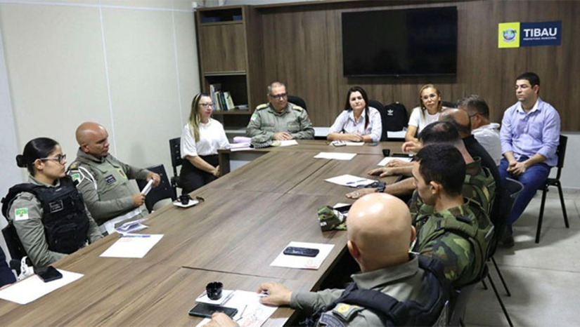 Imagem 1 - O projeto de segurança do Festival Gastronômico de Tibau segue as diretrizes do que está sendo aplicado com grande sucesso nos eventos de grande porte realizados em Mossoró. “A ideia central é reduzir as chances de ocorrer atos de violência. É um trabalho ostensivo e preventivo”, destaca o tenente coronel Humberto Pimento, em conversa com o Mossoró Hoje. O Festival Gastronômico de Tibau está programado para ocorrer de 10 a 12 de outubro na entrada da cidade. A estrutura já está sendo montada. A prefeita Lidiane Marques esteve esta sendo acompanhando o trabalho. Imagem 1 - O projeto de segurança do Festival Gastronômico de Tibau segue as diretrizes do que está sendo aplicado com grande sucesso nos eventos de grande porte realizados em Mossoró. “A ideia central é reduzir as chances de ocorrer atos de violência. É um trabalho ostensivo e preventivo”, destaca o tenente coronel Humberto Pimento, em conversa com o Mossoró Hoje. O Festival Gastronômico de Tibau está programado para ocorrer de 10 a 12 de outubro na entrada da cidade. A estrutura já está sendo montada. A prefeita Lidiane Marques esteve esta sendo acompanhando o trabalho.