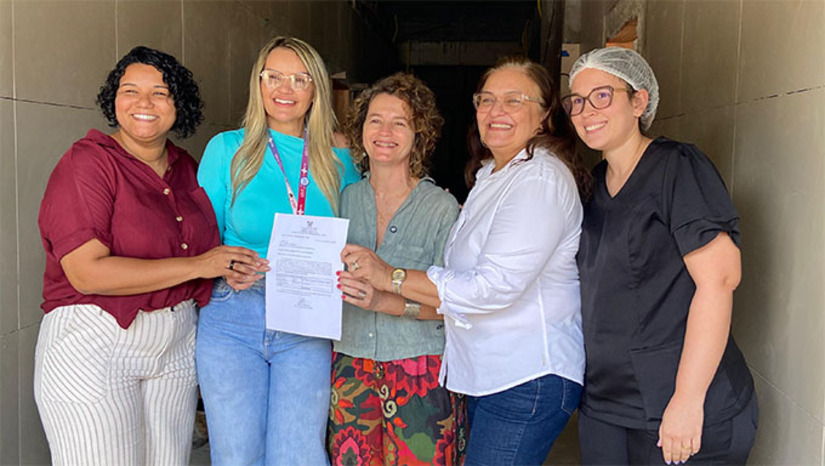 Imagem 1 - A deputada destinou 200 mil reais de emenda parlamentar para equipar o setor de nutrição que está sendo construído no Hospital. “Uma emenda nossa, a pedido da vereadora Pluvia, para que a gente veja a transformação do Tarcísio Maia. Vai ser prédio novo, com equipamento novo, cozinha nova, com o SUS de sempre que salva vidas”, afirmou Isolda. Imagem 1 - A deputada destinou 200 mil reais de emenda parlamentar para equipar o setor de nutrição que está sendo construído no Hospital. “Uma emenda nossa, a pedido da vereadora Pluvia, para que a gente veja a transformação do Tarcísio Maia. Vai ser prédio novo, com equipamento novo, cozinha nova, com o SUS de sempre que salva vidas”, afirmou Isolda.