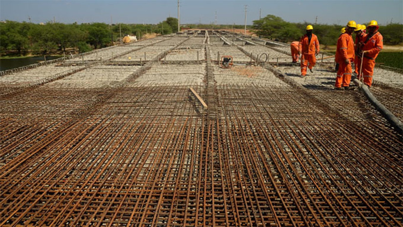 Imagem 1 - As obras do Complexo Viário 15 de Março, em Mossoró, já atingem 80% de execução e avançaram com a concretagem da maior ponte da cidade, com 140 metros sobre o Rio Mossoró. O projeto prevê oito quilômetros de rodovia, ciclovia e calçadão, interligando as BRs 110 e 304, além de melhorar o acesso a bairros, universidades e polos econômicos. Com investimento de cerca de R$ 100 milhões de recursos federais e municipais, a obra promete transformar a mobilidade urbana da região. Imagem 1 - As obras do Complexo Viário 15 de Março, em Mossoró, já atingem 80% de execução e avançaram com a concretagem da maior ponte da cidade, com 140 metros sobre o Rio Mossoró. O projeto prevê oito quilômetros de rodovia, ciclovia e calçadão, interligando as BRs 110 e 304, além de melhorar o acesso a bairros, universidades e polos econômicos. Com investimento de cerca de R$ 100 milhões de recursos federais e municipais, a obra promete transformar a mobilidade urbana da região.