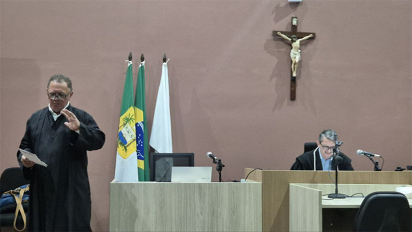 Imagem 1 - O Tribunal do Júri Popular está previsto de começar de 9 horas, sob os cuidados do juiz Vagnos Kelly Figueiredo de Medeiros. Na acusação, o promotor de Justiça Armando Lúcio Ribeiro. Já na defesa, a defensora pública Ticiana Doth Rodrigues Alves Medeiros. No banco dos réus, o servente de pedreiro Antônio Ailton dos Santos, de 50 anos, que vai responder pelo assassinato da esposa Sheyla Rodrigues da Silva, crime este ocorrido em 2013. Imagem 1 - O Tribunal do Júri Popular está previsto de começar de 9 horas, sob os cuidados do juiz Vagnos Kelly Figueiredo de Medeiros. Na acusação, o promotor de Justiça Armando Lúcio Ribeiro. Já na defesa, a defensora pública Ticiana Doth Rodrigues Alves Medeiros. No banco dos réus, o servente de pedreiro Antônio Ailton dos Santos, de 50 anos, que vai responder pelo assassinato da esposa Sheyla Rodrigues da Silva, crime este ocorrido em 2013.