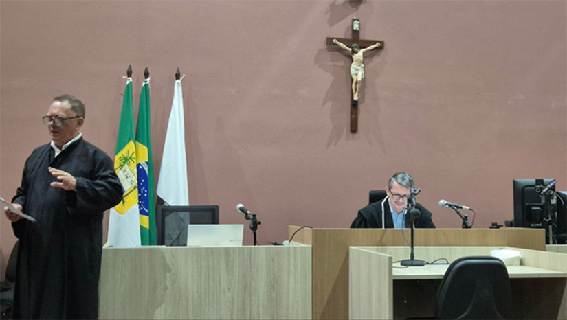 Imagem 1 - Crime com requintes de crueldade aconteceu no dia 19 de março de 2013, no bairro Paredões, em Mossoró-RN. Tribunal do Júri Popular foi realizado nesta terça-feira, 16, no Fórum Municipal Desembargador Silveira Martins, com a presidência do juiz Vagnos Kelly. Na acusação, o promotor de Justiça Armando Lúcio Ribeiro e na defesa a defensora pública Ticiane Doth Rodrigues Alves Medeiros. O réu, que aguardou julgamento em liberdade, não compareceu ao julgamento. Concluído o júri, teve prisão decretada. Imagem 1 - Crime com requintes de crueldade aconteceu no dia 19 de março de 2013, no bairro Paredões, em Mossoró-RN. Tribunal do Júri Popular foi realizado nesta terça-feira, 16, no Fórum Municipal Desembargador Silveira Martins, com a presidência do juiz Vagnos Kelly. Na acusação, o promotor de Justiça Armando Lúcio Ribeiro e na defesa a defensora pública Ticiane Doth Rodrigues Alves Medeiros. O réu, que aguardou julgamento em liberdade, não compareceu ao julgamento. Concluído o júri, teve prisão decretada.