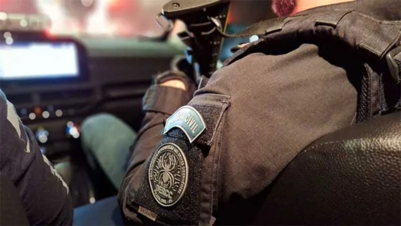 Imagem 1 -  O alvo preso no Rio Grande do Norte, de 26 anos, desempenhava papel estratégico como intermediário do esquema, tendo criado uma plataforma de “puxadas” (consultas ilegais de dados) em grupos virtuais, com o objetivo de atrair outros criminosos e comercializar informações sigilosas. Essas informações eram revendidas a fraudadores, que as utilizavam para aplicar golpes em vítimas em diversos estados. Com essa etapa, a Polícia Civil conseguiu mapear toda a cadeia de atuação criminosa: desde a “fonte” responsável pelas invasões, passando pelos intermediários que gerenciavam as plataformas de distribuição, até os executores finais que aplicavam os golpes