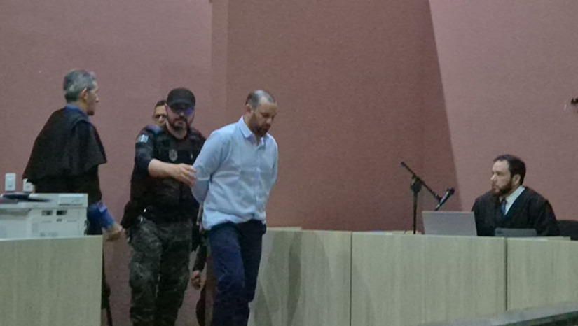 Imagem 1 -  Lucas Sousa de Moura, que está preso em Alcaçuz, vai responder pelo assassinato de Francisco de Assis Azevedo, conhecido por Nego do Baralho, crime este ocorrido no dia 12 de julho de 2024. Lucas teria agido a mando do então suplente de vereador Gordinho de Zimar, para se vingar do assassinato do pai Francimar Josemar Tragino, ocorrido 30 dias antes. Gordinho de Zimar morreu em confronto com a polícia. Além destes dois, o MPRN também denunciou o empresário Márcio Lemos da Silva, que não será julgado nesta quarta-feira, 16. O júri deve começar de 9 horas e não tem horário previsto de terminar.