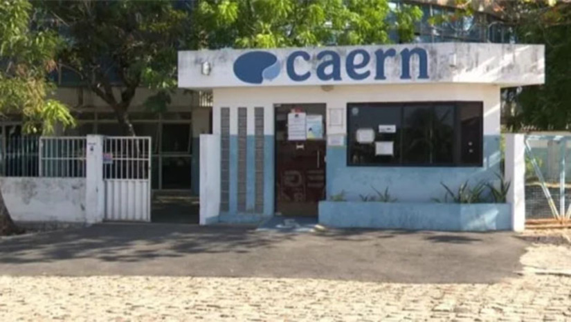 Imagem 1 - A Caern realizará serviços em Mossoró com interdição total de vias em dois pontos da cidade. A partir desta quinta (18), o cruzamento da rua Antônio Vieira de Sá com a Amaro Duarte, em Nova Betânia, será fechado para substituição de rede de água, com liberação prevista para sexta (19). Já no sábado (20), a rua Alfredo Fernandes, entre a Narciso e a Sport Magia, no Centro, ficará interditada até segunda (22) para retirada de vazamento. Motoristas devem buscar rotas alternativas durante as intervenções. Imagem 1 - A Caern realizará serviços em Mossoró com interdição total de vias em dois pontos da cidade. A partir desta quinta (18), o cruzamento da rua Antônio Vieira de Sá com a Amaro Duarte, em Nova Betânia, será fechado para substituição de rede de água, com liberação prevista para sexta (19). Já no sábado (20), a rua Alfredo Fernandes, entre a Narciso e a Sport Magia, no Centro, ficará interditada até segunda (22) para retirada de vazamento. Motoristas devem buscar rotas alternativas durante as intervenções.