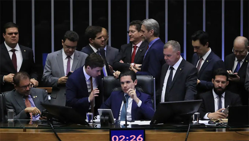 Imagem 1 - A PEC determina que qualquer abertura de ação penal contra parlamentar depende de autorização prévia, em votação secreta, da maioria absoluta do Senado ou da Câmara. Além disso, a proposta concede foro no Supremo Tribunal Federal (STF) para presidentes de partidos com assentos no Parlamento. Todos os destaques para mudar o texto, incluindo a exclusão do foro privilegiado para presidentes partidários, foram rejeitados em plenário. Após o fim da votação em segundo turno, deputados seguiram discutindo destaques para excluir pontos do texto. Imagem 1 - A PEC determina que qualquer abertura de ação penal contra parlamentar depende de autorização prévia, em votação secreta, da maioria absoluta do Senado ou da Câmara. Além disso, a proposta concede foro no Supremo Tribunal Federal (STF) para presidentes de partidos com assentos no Parlamento. Todos os destaques para mudar o texto, incluindo a exclusão do foro privilegiado para presidentes partidários, foram rejeitados em plenário. Após o fim da votação em segundo turno, deputados seguiram discutindo destaques para excluir pontos do texto.