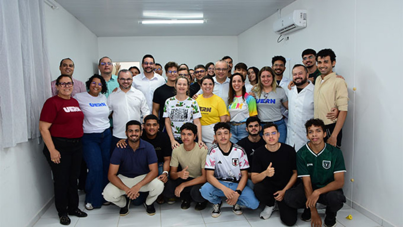 Imagem 1 - Os recursos estão sendo aplicados em melhorias estruturais e no fortalecimento da pesquisa, extensão e formação acadêmica. Entre as ações, destacam-se: reforma do auditório da FAFIC, compra de equipamentos para laboratórios de desempenho motor na Educação Física, novos computadores para o curso de Gestão Ambiental, modernização dos estúdios de rádio e TV de Comunicação Social e investimento de R$ 100 mil no programa de castração de animais do campus. Isolda ressaltou a importância de fiscalizar e acompanhar a aplicação das emendas, reforçando que investir na UERN é investir no desenvolvimento de Mossoró e do RN. Imagem 1 - Os recursos estão sendo aplicados em melhorias estruturais e no fortalecimento da pesquisa, extensão e formação acadêmica. Entre as ações, destacam-se: reforma do auditório da FAFIC, compra de equipamentos para laboratórios de desempenho motor na Educação Física, novos computadores para o curso de Gestão Ambiental, modernização dos estúdios de rádio e TV de Comunicação Social e investimento de R$ 100 mil no programa de castração de animais do campus. Isolda ressaltou a importância de fiscalizar e acompanhar a aplicação das emendas, reforçando que investir na UERN é investir no desenvolvimento de Mossoró e do RN.