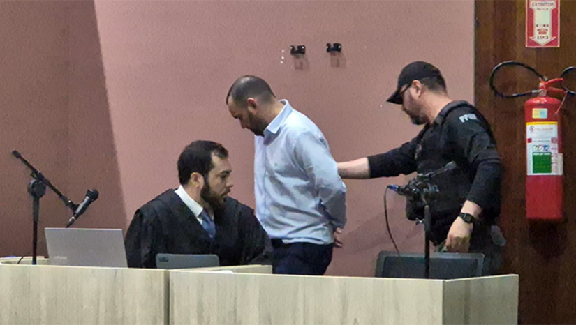 Imagem 1 -  Nego do Baralho foi morto trocando tiros com Lucas Moura (foto) - condenado nesta quarta-feira, 17, em Mossoró-RN - no dia 12 de julho de 2024, na Vila Brasília, município de Serra do Mel. Lucas Moura teria sido contratado pelo suplente de vereador Gordinho de Zimar, para vingar a morte do pai, Franscimar Josemar Tragino, assassinado um mês antes. O julgamento começou de 9 horas e terminou no final da tarde, com o juiz fazendo a leitura da sentença do réu. O Conselho de Sentença seguiu o pleito do promotor e Justiça Italo Moreira Martins. 