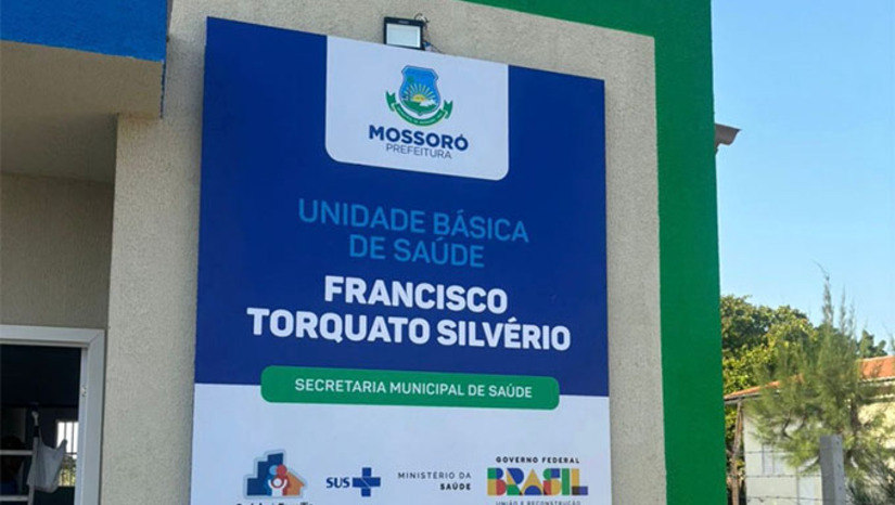 Imagem 1 - A UBS Rural Francisco Torquato Silvério conta com consultório médico, odontológico, sala de procedimentos, banheiros acessíveis, climatização e equipamentos modernos, garantindo atendimento de qualidade à população e melhores condições de trabalho aos profissionais. Esta é a quinta UBS entregue na zona rural dentro do programa Mossoró Realiza, que já construiu 15 unidades no total, reforçando o maior investimento da história na saúde pública do município. Imagem 1 - A UBS Rural Francisco Torquato Silvério conta com consultório médico, odontológico, sala de procedimentos, banheiros acessíveis, climatização e equipamentos modernos, garantindo atendimento de qualidade à população e melhores condições de trabalho aos profissionais. Esta é a quinta UBS entregue na zona rural dentro do programa Mossoró Realiza, que já construiu 15 unidades no total, reforçando o maior investimento da história na saúde pública do município.