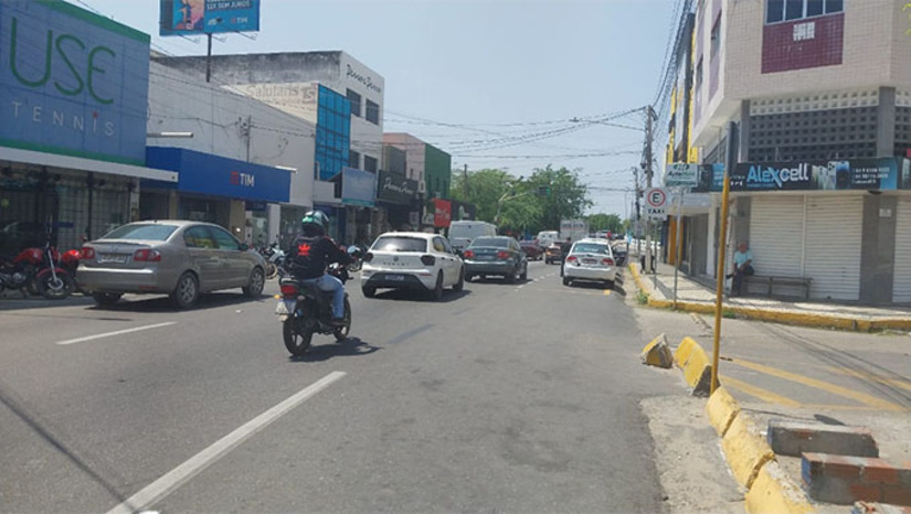 Imagem 1 - A Caern informou que a rua Antônio Vieira de Sá, no bairro Nova Betânia, foi liberada para o tráfego na noite desta quinta-feira (18), após conclusão antecipada das obras. Já neste sábado (19), a partir das 14h, a rua Alfredo Fernandes, no Centro, será interditada para reparo em tubulação de água, com liberação prevista para a tarde de segunda-feira (22). Motoristas devem evitar o trecho durante a intervenção. Imagem 1 - A Caern informou que a rua Antônio Vieira de Sá, no bairro Nova Betânia, foi liberada para o tráfego na noite desta quinta-feira (18), após conclusão antecipada das obras. Já neste sábado (19), a partir das 14h, a rua Alfredo Fernandes, no Centro, será interditada para reparo em tubulação de água, com liberação prevista para a tarde de segunda-feira (22). Motoristas devem evitar o trecho durante a intervenção.