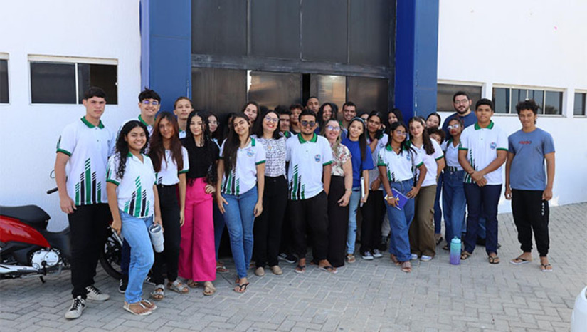 Imagem 1 - A ação foi organizada como uma atividade de extensão da disciplina eletiva de Empreendedorismo, com o objetivo de aproximar os jovens do ambiente de negócios local. Durante a visita, os estudantes puderam conhecer o funcionamento do espaço, que é uma iniciativa em parceria com o Sebrae-RN. O projeto oferece apoio e orientação para os empreendedores do município, auxiliando na formalização e no desenvolvimento de novas empresas. Imagem 1 - A ação foi organizada como uma atividade de extensão da disciplina eletiva de Empreendedorismo, com o objetivo de aproximar os jovens do ambiente de negócios local. Durante a visita, os estudantes puderam conhecer o funcionamento do espaço, que é uma iniciativa em parceria com o Sebrae-RN. O projeto oferece apoio e orientação para os empreendedores do município, auxiliando na formalização e no desenvolvimento de novas empresas.