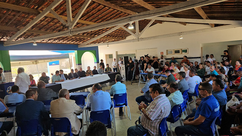 Imagem 1 -  Vereadores formam comissão mista, com legisladores do RN e do Ceará, para ir a Brasília-DF, pleitear recursos para fazer a BR 437 (Estrada do Cajueiro). Também acertaram que vão visitar órgãos que licenciam a obra, para agilizar o trabalho do DNIT. A Estrada do Cajueiro é muito importante para o desenvolvimento econômico da região de Mossoró e para retirar o trafego pesado de dentro das cidades de Apodi, Itaú e Pau dos Ferros.