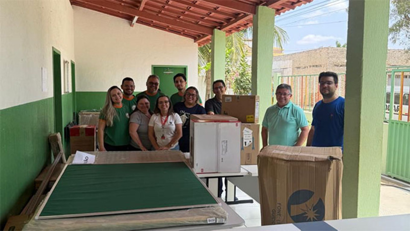 Imagem 1 -   O pacote de melhorias inclui birôs, carteiras escolares modernas, aparelhos de ar-condicionado, mesas e bancos para refeitórios, armários, quadros brancos, fogões industriais, notebooks, projetores de imagem, impressoras e uma grande variedade de jogos e brinquedos pedagógicos para modernizar e equipar todas as unidades de ensino.  O prefeito Sabino celebrou o avanço: “Investindo hoje, garantimos um amanhã de oportunidades. Esse é um compromisso com cada aluno, cada professor e com o futuro de Apodi", disse.