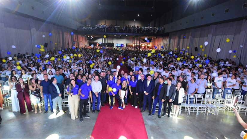 Imagem 1 - Na noite desta segunda-feira, 22, no auditório do Thermas Mall, o prefeito Allyson Bezerra entregou os certificados de mais de 1.400 estudantes da primeira turma do Programa Jovem do Futuro em 2025, no próximo sábado, dia 27, abre aula inaugural da segunda turma com mais de 1.750 jovens adolescentes e, com exclusividade, anunciou a criação do Fundo Municipal da Juventude, para financiar o programa no futuro com emendas parlamentares. Imagem 1 - Na noite desta segunda-feira, 22, no auditório do Thermas Mall, o prefeito Allyson Bezerra entregou os certificados de mais de 1.400 estudantes da primeira turma do Programa Jovem do Futuro em 2025, no próximo sábado, dia 27, abre aula inaugural da segunda turma com mais de 1.750 jovens adolescentes e, com exclusividade, anunciou a criação do Fundo Municipal da Juventude, para financiar o programa no futuro com emendas parlamentares.