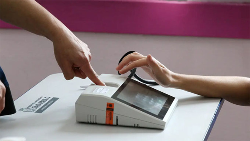 Imagem 1 - O TRE-RN vai enviar mensagens personalizadas via WhatsApp para eleitores que ainda não coletaram suas digitais. Serão cerca de 3.600 notificações diárias, de segunda a sexta, durante dois meses. A tecnologia, desenvolvida pelo TRE-AC, cruza dados do cadastro eleitoral com a localização dos eleitores, indicando o cartório onde devem regularizar a situação. No RN, aproximadamente 145 mil pessoas ainda têm pendência biométrica, em sua maioria eleitores que se alistaram durante a pandemia. A iniciativa busca agilizar a coleta e tornar a comunicação mais eficaz. Imagem 1 - O TRE-RN vai enviar mensagens personalizadas via WhatsApp para eleitores que ainda não coletaram suas digitais. Serão cerca de 3.600 notificações diárias, de segunda a sexta, durante dois meses. A tecnologia, desenvolvida pelo TRE-AC, cruza dados do cadastro eleitoral com a localização dos eleitores, indicando o cartório onde devem regularizar a situação. No RN, aproximadamente 145 mil pessoas ainda têm pendência biométrica, em sua maioria eleitores que se alistaram durante a pandemia. A iniciativa busca agilizar a coleta e tornar a comunicação mais eficaz.