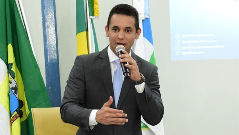 Imagem 1 - O prefeito de Mossoró, Allyson Bezerra (União), lidera a disputa pelo Governo do RN em 2026, segundo pesquisa Exatus. Ele aparece à frente em todos os cenários, com vantagem de 12 a 20 pontos sobre nomes como Rogério Marinho (PL), Álvaro Dias (Republicanos) e Cadu Xavier (PT). O levantamento aponta ainda o desgaste da governadora Fátima Bezerra, com apenas 23,3% de aprovação, o que dificulta a transferência de votos para seus aliados. Apesar de um índice de indecisos entre 20% e 30%, Allyson surge como favorito a um ano da eleição. Imagem 1 - O prefeito de Mossoró, Allyson Bezerra (União), lidera a disputa pelo Governo do RN em 2026, segundo pesquisa Exatus. Ele aparece à frente em todos os cenários, com vantagem de 12 a 20 pontos sobre nomes como Rogério Marinho (PL), Álvaro Dias (Republicanos) e Cadu Xavier (PT). O levantamento aponta ainda o desgaste da governadora Fátima Bezerra, com apenas 23,3% de aprovação, o que dificulta a transferência de votos para seus aliados. Apesar de um índice de indecisos entre 20% e 30%, Allyson surge como favorito a um ano da eleição.