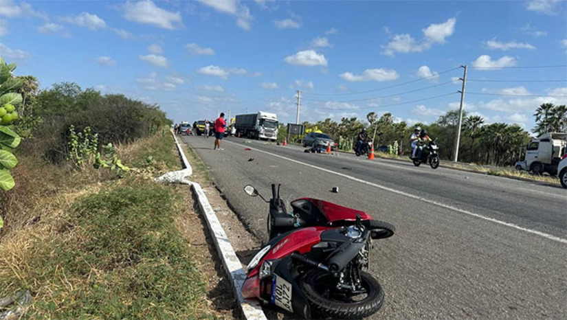 Imagem 1 -  Acidente aconteceu perto da Ponte de Genésio, quando Maria Rita de Almeida Lopes, de 60 anos, pilotando uma moto Biz, tentou fazer a travessia da BR 304, foi colhida por um Logan. Morreu no local. O caso será investigado em inquérito policial conduzido pelo delegado Denis Carvalho da Ponte, que já tomou o depoimento do motorista do Logan e o liberou.