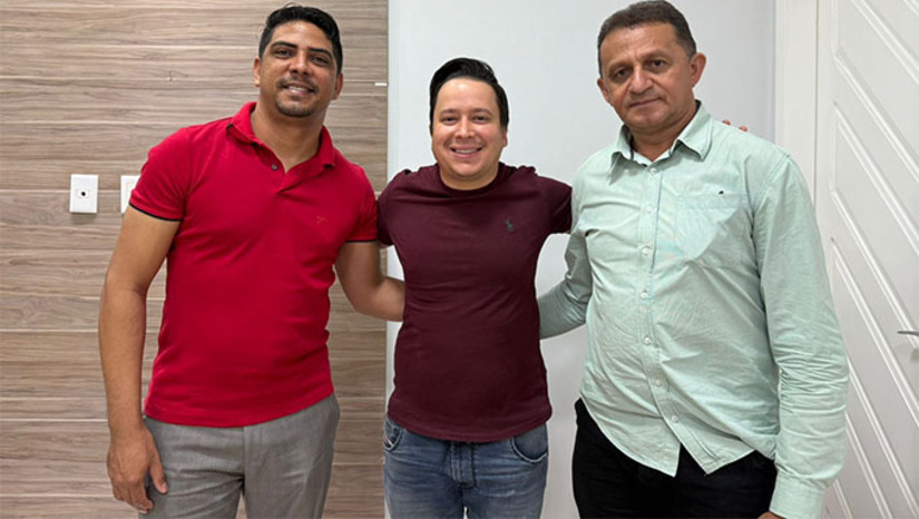 Imagem 1 - O prefeito de Caraúbas, Givago Barreto, se reuniu com representantes da Associação de Ministros Evangélicos (AMEC) para discutir a programação do Dia do Evangélico 2025. A Prefeitura garantiu R$ 70 mil de apoio ao evento, que será realizado em praça pública com momentos de louvor e adoração, reunindo fiéis de várias denominações. Imagem 1 - O prefeito de Caraúbas, Givago Barreto, se reuniu com representantes da Associação de Ministros Evangélicos (AMEC) para discutir a programação do Dia do Evangélico 2025. A Prefeitura garantiu R$ 70 mil de apoio ao evento, que será realizado em praça pública com momentos de louvor e adoração, reunindo fiéis de várias denominações.