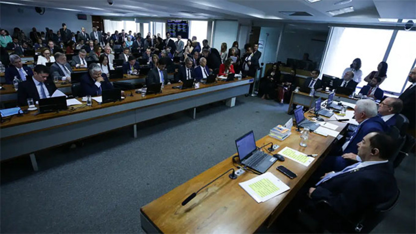 Imagem 1 - Todos os 27 senadores da CCJ votaram para rejeitar completamente a PEC. A proposta previa autorização prévia da Câmara ou do Senado, por meio de voto secreto, para processar criminalmente deputados e senadores. O presidente da CCJ, senador Otto Alencar (PSD-BA), informou que o relatório aprovado, rejeitando a PEC, deve ir ao plenário da Casa ainda nesta quarta-feira para que o texto seja deliberado por todos os 81 senadores. Imagem 1 - Todos os 27 senadores da CCJ votaram para rejeitar completamente a PEC. A proposta previa autorização prévia da Câmara ou do Senado, por meio de voto secreto, para processar criminalmente deputados e senadores. O presidente da CCJ, senador Otto Alencar (PSD-BA), informou que o relatório aprovado, rejeitando a PEC, deve ir ao plenário da Casa ainda nesta quarta-feira para que o texto seja deliberado por todos os 81 senadores.