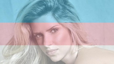   Cantora Thábata Mendes homenageia transexuais