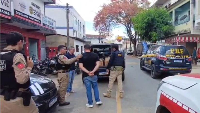 Imagem 1 - Com apoio da PRF, dois integrantes do grupo foram presos na cidade de Queimadas, na Paraíba, quando estavam em fuga. A primeira fase da Operação “Luxo Fraudado” ocorreu no dia 22 de julho de 2025, quando dois investigados, que são irmãos, donos de uma rede de seis postos de combustíveis com atuação no Rio Grande do Norte e em Pernambuco, foram alvos da Polícia Civil. Ao todo, foram expedidos oito mandados de busca e apreensão, cumpridos nos bairros de Ponta Negra (Natal), na cidade de Mossoró e em Fernando Pedroza. Além disso, três mandados de prisão preventiva foram decretados contra investigados. Imagem 1 - Com apoio da PRF, dois integrantes do grupo foram presos na cidade de Queimadas, na Paraíba, quando estavam em fuga. A primeira fase da Operação “Luxo Fraudado” ocorreu no dia 22 de julho de 2025, quando dois investigados, que são irmãos, donos de uma rede de seis postos de combustíveis com atuação no Rio Grande do Norte e em Pernambuco, foram alvos da Polícia Civil. Ao todo, foram expedidos oito mandados de busca e apreensão, cumpridos nos bairros de Ponta Negra (Natal), na cidade de Mossoró e em Fernando Pedroza. Além disso, três mandados de prisão preventiva foram decretados contra investigados.