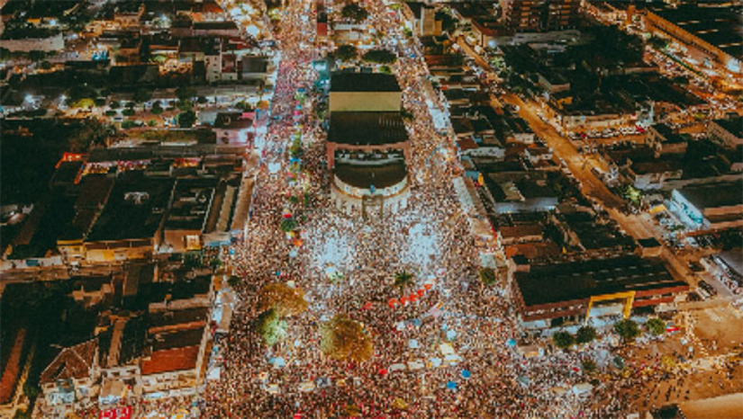 Imagem 1 - O Pingo da Mei Dia, realizado em Mossoró desde 2009 e que marca a abertura do Mossoró Cidade Junina, foi incluído no Calendário Turístico Oficial do Brasil pela Lei Nº 15.218/2025, sancionada nesta quinta-feira (25). O evento reúne trios elétricos, forró, comidas típicas e atraiu em 2024 e 2025 uma média de 240 mil pessoas, consolidando-se como uma das maiores festas culturais do Nordeste e fortalecendo o turismo regional. Imagem 1 - O Pingo da Mei Dia, realizado em Mossoró desde 2009 e que marca a abertura do Mossoró Cidade Junina, foi incluído no Calendário Turístico Oficial do Brasil pela Lei Nº 15.218/2025, sancionada nesta quinta-feira (25). O evento reúne trios elétricos, forró, comidas típicas e atraiu em 2024 e 2025 uma média de 240 mil pessoas, consolidando-se como uma das maiores festas culturais do Nordeste e fortalecendo o turismo regional.