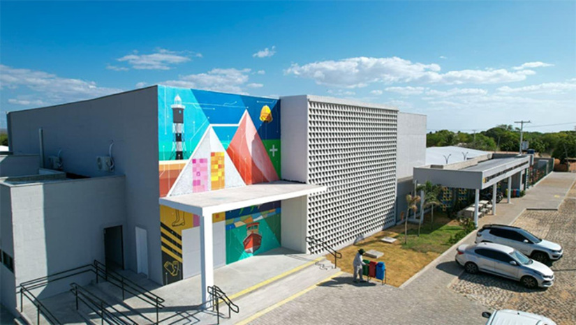 Imagem 1 -  Nesta quinta-feira, 25, a governadora Fátima Bezerra assinou a ordem de serviço para construir o IERN, em Mossoró, e inaugurou a unidade em Areia Branca-RN, destacando que a decisão de construir 12 IERNs em regiões polos do Rio Grande do Norte nasceu de "um processo democrático: ouvimos estudantes do 9º ano, setores da sociedade e o empresariado local, para garantir que a oferta dialogue com as demandas reais da região, explica a secretária de Educação Socorro Batista
