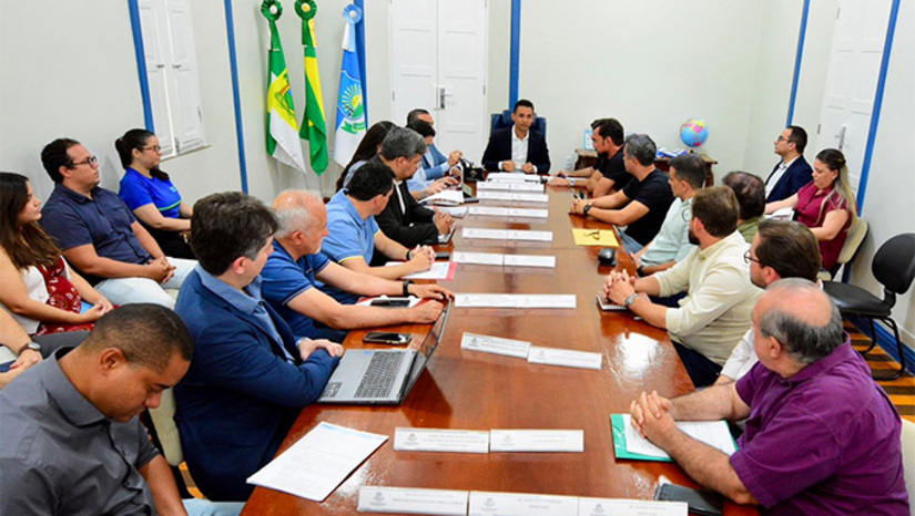 Imagem 1 - "Nosso compromisso é construir uma Mossoró mais moderna, que cresça com planejamento e responsabilidade. Para isso, o diálogo com o setor da construção civil é fundamental, para que possamos atualizar o Plano Diretor e garantir uma legislação mais eficiente, que acompanhe o desenvolvimento de Mossoró e melhore a qualidade de vida do nosso povo’’, afirmou o prefeito Allyson Bezerra. Imagem 1 - "Nosso compromisso é construir uma Mossoró mais moderna, que cresça com planejamento e responsabilidade. Para isso, o diálogo com o setor da construção civil é fundamental, para que possamos atualizar o Plano Diretor e garantir uma legislação mais eficiente, que acompanhe o desenvolvimento de Mossoró e melhore a qualidade de vida do nosso povo’’, afirmou o prefeito Allyson Bezerra.