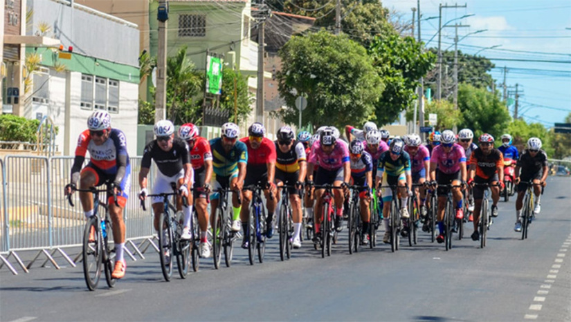 Imagem 1 - Durante a prova, Serão homenageados Laís Nunes (ciclista já falecido), Fernando Antônio Benevides (ex-campeão), Alice Melo (ciclista mossoroense, 19 vezes campeã brasileira, medalhista pan-americana, sul-americana e atual campeã da prova), Sônia Maria (ex-presidente da Federação Norte-rio-grandense de Ciclismo), Arthur Maxwell, o “Cuiu” (campeão da prova), e Antônio Francisco (poeta mossoroense, membro da Academia Brasileira de Literatura de Cordel e ex-ciclista). Imagem 1 - Durante a prova, Serão homenageados Laís Nunes (ciclista já falecido), Fernando Antônio Benevides (ex-campeão), Alice Melo (ciclista mossoroense, 19 vezes campeã brasileira, medalhista pan-americana, sul-americana e atual campeã da prova), Sônia Maria (ex-presidente da Federação Norte-rio-grandense de Ciclismo), Arthur Maxwell, o “Cuiu” (campeão da prova), e Antônio Francisco (poeta mossoroense, membro da Academia Brasileira de Literatura de Cordel e ex-ciclista).